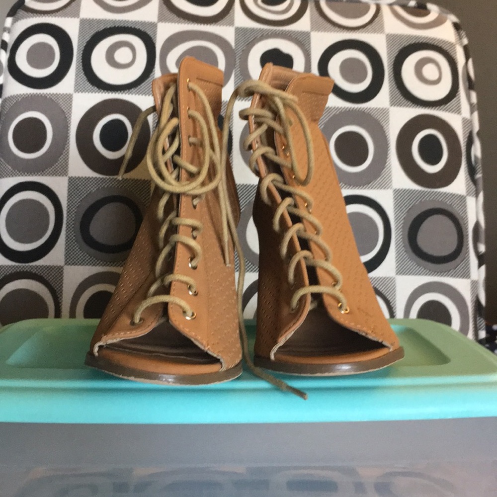 Open toe Heels - Picture 2 of 3